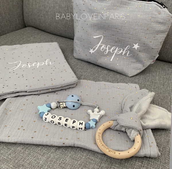 Produit puériculture | Magasin bébé Versailles | Magasin puériculture Versailles | Protège document / Protège carnet de santé modèle double gaze fait main en France (madeinfrance) et personnalisé avec le prénom de l'enfant par BabyloveinParis / Baby love in Paris. C'est le cadeau idéal pour une naissance (cadeau naissance, kit naissance, babyshower)