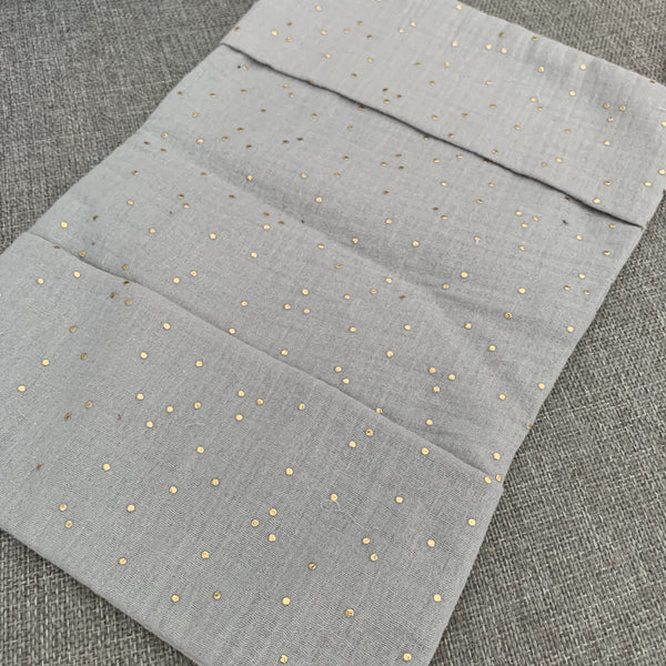 Produit puériculture | Magasin bébé Versailles | Magasin puériculture Versailles | Protège document / Protège carnet de santé modèle double gaze fait main en France (madeinfrance) et personnalisé avec le prénom de l'enfant par BabyloveinParis / Baby love in Paris. C'est le cadeau idéal pour une naissance (cadeau naissance, kit naissance, babyshower)