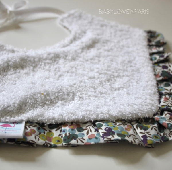 Produit puériculture | Magasin bébé Versailles | Magasin puériculture Versailles | Bavoir pour bébé modèle liberty wiltshire kaki. Ce bavoir en coton contient une éponge ultra absorbante est idéal pour un cadeau d'anniversaire, noël ou pour une naissance (cadeau naissance / kit naissance / babyshower). Fabriqué à la main (fait main) en France (madeinfrance) et personnalisé avec le prénom de l'enfant par BabyloveinParis / Baby love in Paris