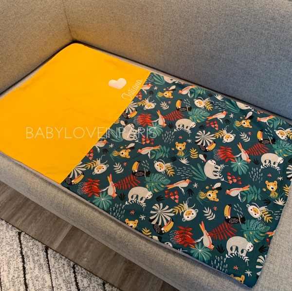 Produit puériculture | Magasin bébé Versailles | Magasin puériculture Versailles | Couverture pour bébé modèle jungle vert. Cette couverture naissance en coton et minky est idéal pour un cadeau d'anniversaire, noël ou pour une naissance (cadeau naissance / kit naissance / babyshower). Elle est fait main en France (madeinfrance) et personnalisable avec le prénom de l'enfant par BabyloveinParis / Baby love in Paris