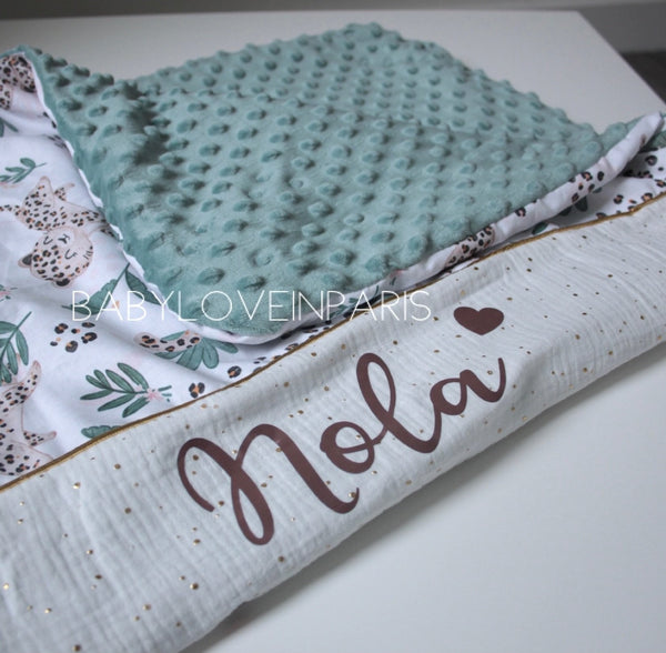 Produit puériculture | Magasin bébé Versailles | Magasin puériculture Versailles | Couverture pour bébé modèle mon petit guépard. Cette couverture naissance en coton et minky est idéal pour un cadeau d'anniversaire, noël ou pour une naissance (cadeau naissance / kit naissance / babyshower). Elle est fait main en France (madeinfrance) et personnalisable avec le prénom de l'enfant par BabyloveinParis / Baby love in Paris