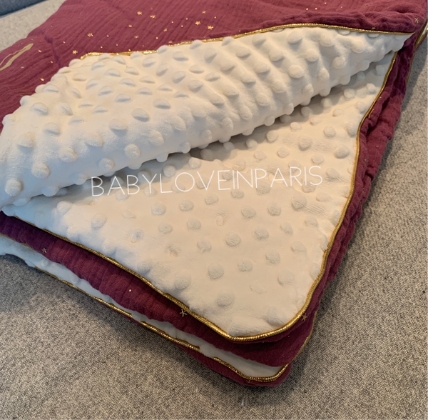 Produit puériculture | Magasin bébé Versailles | Magasin puériculture Versailles | Couverture pour bébé modèle passepoilée double gaze. Cette couverture naissance en coton et minky est idéal pour un cadeau d'anniversaire, noël ou pour une naissance (cadeau naissance / kit naissance / babyshower). Elle est fait main en France (madeinfrance) et personnalisable avec le prénom de l'enfant par BabyloveinParis / Baby love in Paris