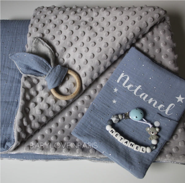 Produit puériculture | Magasin bébé Versailles | Magasin puériculture Versailles | Couverture pour bébé modèle passepoilée double gaze. Cette couverture naissance en coton et minky est idéal pour un cadeau d'anniversaire, noël ou pour une naissance (cadeau naissance / kit naissance / babyshower). Elle est fait main en France (madeinfrance) et personnalisable avec le prénom de l'enfant par BabyloveinParis / Baby love in Paris