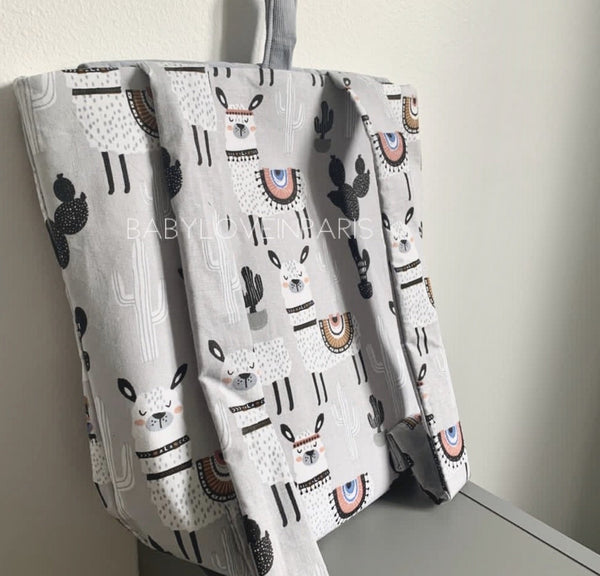 Produit puériculture | Magasin bébé Versailles | Magasin puériculture Versailles | Sac à dos ou cartable d'école (ou crèche) pour enfant et bébé avec nom personnalisé fait main en France (madeinfrance) par BabyloveinParis / Baby love in Paris modèle lama